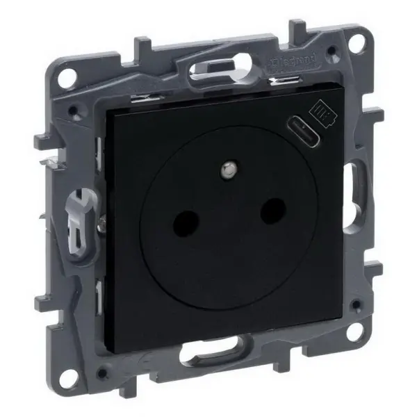 Výprodej NILOÉ STEP ZÁSUVKA 2P+T/USB S CLONKAMI ČERNÁ LEGRAND 863538